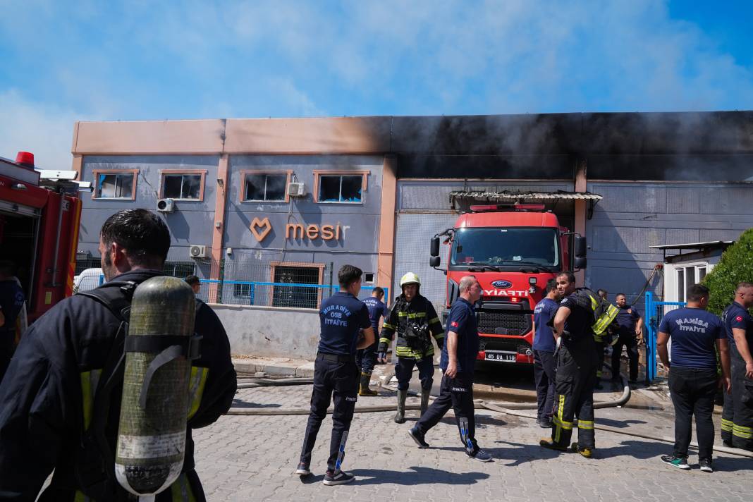 Manisa’da plastik fabrikasında yangın! Gökyüzünü kara dumanlar kapladı 12